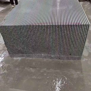 三明芝麻白毛板荒料切割